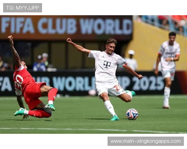 拜仁边路强攻压迫博卡两翼，拜仁踢法